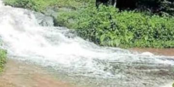 കനത്ത മഴയിൽ തോട് കവിഞ്ഞ് റോഡിലെത്തി, സ്കൂട്ടർ യാത്രികൻ ഒഴുക്കിൽപ്പെട്ടു, വാഹനം ഒഴുകിപ്പോയി