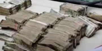 മിന്നൽ പരിശോധന, ബൈക്കിന്‍റെ സീറ്റിൽ പ്രത്യേക അറ കണ്ടെത്തി; പിടികൂടിയത് 50 ലക്ഷത്തിന്‍റെ കുഴൽപ്പണം