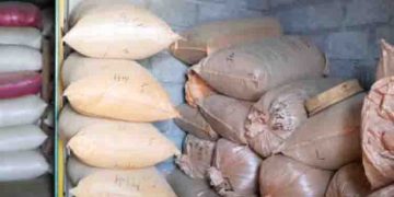 ഫാമിൽ മിന്നൽ റെയ്ഡ്, ഉദ്യോഗസ്ഥരുടെ സംയുക്ത ഇടപെടൽ; പിടികൂടിയത് ലൈസൻസില്ലാതെ സൂക്ഷിച്ച 27 കോടിയുടെ പുകയില