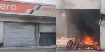 യുപിയിൽ വാഹന ഷോറൂമിന് തീയിട്ട് നാട്ടുകാർ, ചാരമായത് 38 വാഹനങ്ങൾ, അരക്കോടി രൂപയുടെ നഷ്ടം, ഉടമ ചികിത്സയിൽ