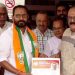സിനിമാ താരം മഹേഷ് ബിജെപിയിലേക്ക്; കെ സുരേന്ദ്രനിൽ നിന്ന് അംഗത്വം സ്വീകരിച്ചു