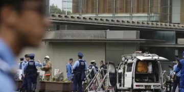 ‘മിനിവാനിൽ പെട്രോൾ ബോംബുകളും മണ്ണെണ്ണ കന്നാസുകളും’, പ്രധാനമന്ത്രിയുടെ ഓഫീസിലേക്ക് ഇരച്ചെത്തി, 49കാരൻ അറസ്റ്റിൽ