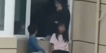 മക്കളെ 23 -ാം നിലയിലെ എസി യൂണിറ്റിന് മുകളിലിരുത്തി അമ്മ, എല്ലാം ഭർത്താവിനോടുള്ള ദേഷ്യം തീർക്കാൻ