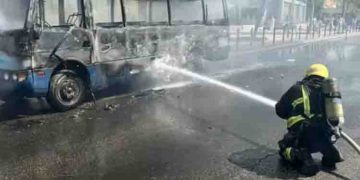 ഓടിക്കൊണ്ടിരുന്ന മിനിബസിന് തീപിടിച്ചു; സംഭവം റിയാദിൽ, വൻ ദുരന്തം ഒഴിവായി, ഡ്രൈവറും യാത്രക്കാരും രക്ഷപ്പെട്ടു