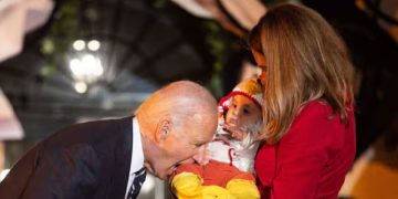 കോഴിയെ പോലെ വസ്ത്രം ധരിച്ച പിഞ്ചുകുഞ്ഞിനെ ‘കടിച്ചു’; ജോ ബൈഡന് വിമർശനം