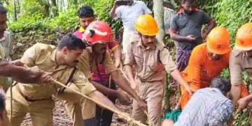 പശുവിനെ രക്ഷിക്കാൻ കിണറ്റിലിറങ്ങിയപ്പോൾ പാമ്പ്, കുടുങ്ങി യുവാവ്, രക്ഷക്കെത്തി ഫയർഫോഴ്സ്