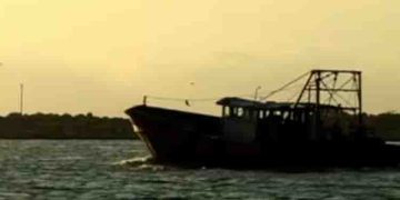 ആളുകളെ കുത്തിനിറച്ചെത്തിയ ബോട്ടിൽ തിക്കും തിരക്കും, 2 വയസുകാരനടക്കം 4 പേർ മരിച്ചു