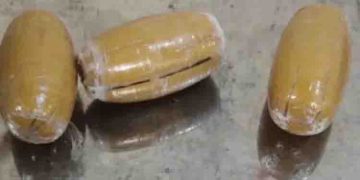 എയർപോർട്ട് ജീവനക്കാരനൊപ്പം യാത്രക്കാരനും ശുചിമുറിയിലേക്ക്, സംശയം; പിടികൂടിയത് 1.27 കിലോഗ്രാം സ്വർണപ്പൊടി