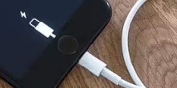 ഉപയോ​ഗിക്കാതെ വച്ചാലും ചാർജ് ഇറങ്ങി പോകുന്ന സ്പീഡ് കണ്ടോ ! ഐഫോണിനെതിരെ പരാതിപ്രളയം