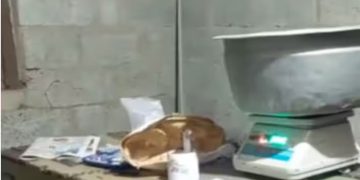 ചില്ലറ വിൽപനയ്ക്കായി കവറുകളിൽ നിറയ്ക്കുന്നതിനിടെ ഡാൻസാഫ് സംഘമെത്തി, പിടിച്ചത് രണ്ടര കിലോയിലധികം കഞ്ചാവ്