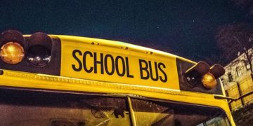 നിലവിളിച്ച് സീറ്റിന് പിന്നിലൊളിച്ച് വിദ്യാർത്ഥികൾ, യുപിയിൽ സ്കൂൾ വാനിന് നേരെ വെടിയുതിർത്ത് അജ്ഞാതർ