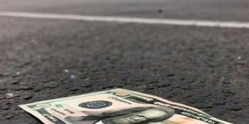 പാർക്കിങ് ലോട്ടിൽ നിന്ന് കളഞ്ഞുകിട്ടിയ പണം കൊടുത്ത് ലോട്ടറി എടുത്തു; തൊട്ടുപിന്നാലെ എത്തിയത് 8 കോടിയുടെ ഭാഗ്യം