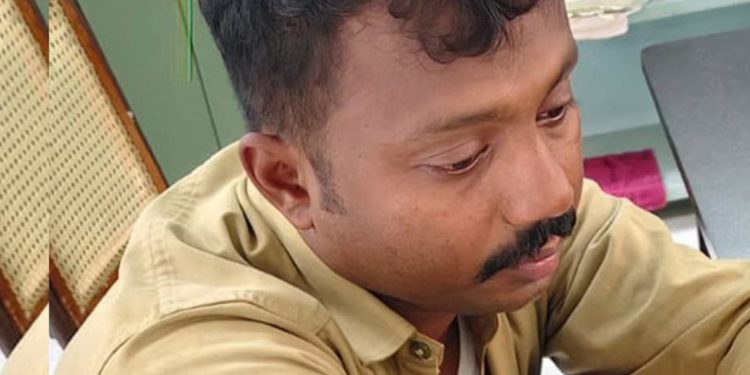 വൈദ്യുതി ബില്‍ അടയ്ക്കാന്‍ ഫോണ്‍ വിളിച്ച് അറിയിച്ച ഉദ്യോഗസ്ഥനെ ഓഫീസിലെത്തി മര്‍ദ്ദിച്ച് ഉപഭോക്താവ്