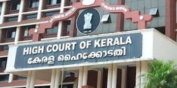 മുഖ്യമന്ത്രിയുടെ വാഹനത്തിന് നേരെ കരിങ്കൊടി വീശി പ്രതിഷേധിച്ച കോൺഗ്രസ് പ്രവർത്തകർക്ക് നേരെ രജിസ്റ്റര്‍ ചെയ്ത കേസ് ഹൈക്കോടതി റദ്ദാക്കി