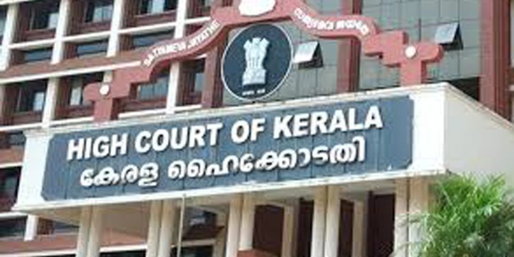 മുഖ്യമന്ത്രിയുടെ വാഹനത്തിന് നേരെ കരിങ്കൊടി വീശി പ്രതിഷേധിച്ച കോൺഗ്രസ് പ്രവർത്തകർക്ക് നേരെ രജിസ്റ്റര് ചെയ്ത കേസ് ഹൈക്കോടതി റദ്ദാക്കി