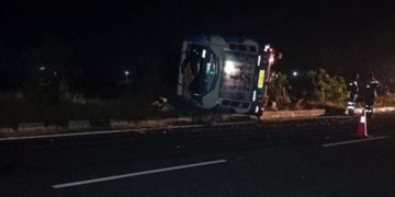 പാലക്കാട് വടക്കഞ്ചേരി ദേശീയ പാതയില്‍ അയ്യപ്പ ഭക്തര്‍ സഞ്ചരിച്ച ബസ് മറിഞ്ഞു