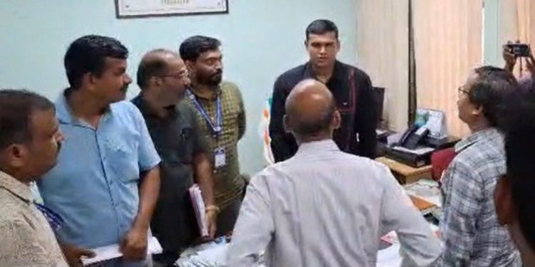 കൈക്കൂലി വാങ്ങുന്നതിനിടയിൽ അസിസ്റ്റൻറ് ലേബർ കമ്മീഷണർ പിടിയിലായി