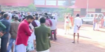 ചേവായൂര്‍ സഹകരണ ബാങ്കില്‍ വോട്ടുചെയ്യാനെത്തിയ വാഹനങ്ങള്‍ക്ക് നേരെ കല്ലേറ്