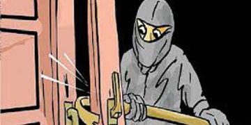 ഷൊർണൂരിൽ വൻ മോഷണം ;  65 പവൻ സ്വർണ്ണവും ഒരു ലക്ഷം രൂപയും റാഡോ വാച്ചും മോഷണം പോയതായാണ് പരാതി