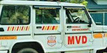 ഓടിക്കൊണ്ടിരുന്ന കാറിന്റെ ഡിക്കിയിലിരുന്ന് റീല്‍സ് ചിത്രീകരിക്കുന്നതിനിടെ മോട്ടോര്‍ വാഹന വകുപ്പിന്റെ പിടിയില്‍ കുടുങ്ങി സംഘം