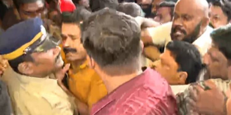 പാലക്കാട് ഹോട്ടലിൽ പോലീസ് നടത്തിയ റെയ്ഡിൽ കോൺഗ്രസ് പ്രതിഷേധത്തിലേക്ക്