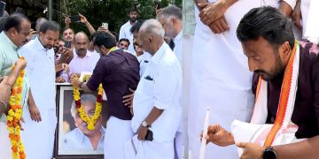 ഉമ്മൻചാണ്ടിയുടെ കല്ലറയിലെത്തി പുഷ്പാർച്ചന നടത്തി  രാഹുൽ മാങ്കൂട്ടത്തിൽ