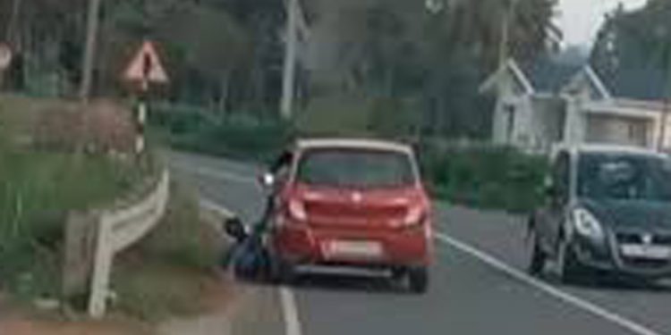 ആദിവാസി യുവാവിനെ റോഡിലൂടെ കാറില്‍ വലിച്ചിഴച്ച സംഭവത്തില്‍ രണ്ടു പ്രതികള്‍ പിടിയില്‍