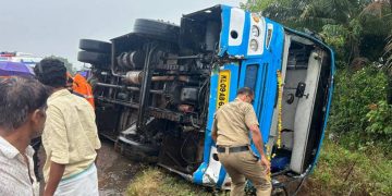 പാലക്കാട് വീണ്ടും വാഹനാപകടം ; ബസ് മറിഞ്ഞ് യാത്രക്കാര്‍ക്ക് പരിക്ക്