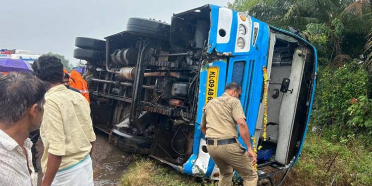 പാലക്കാട് വീണ്ടും വാഹനാപകടം ; ബസ് മറിഞ്ഞ് യാത്രക്കാര്‍ക്ക് പരിക്ക്