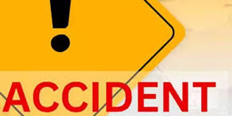 നാദാപുരത്ത് കാര് കൊക്കയിലേക്ക് മറിഞ്ഞ് അപകടം ; രണ്ട് പേര്ക്ക് പരിക്ക്