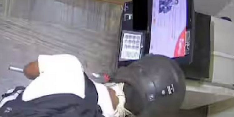 രാത്രിയിൽ ഹെൽമെറ്റും തൂമ്പയുമായി എത്തി എടിഎം തുറക്കാൻ ശ്രമിച്ച യുവാവ് പിടിയിൽ