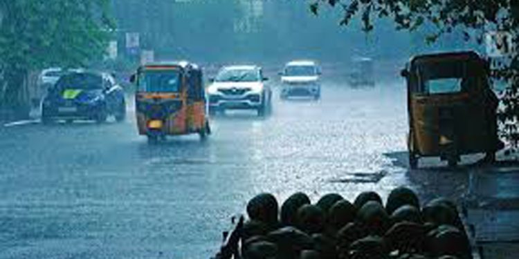 സംസ്ഥാനത്ത് മഴ കനക്കും ; നാളെ മൂന്ന് ജില്ലകളിൽ ഓറഞ്ച് അലേർട്ട്
