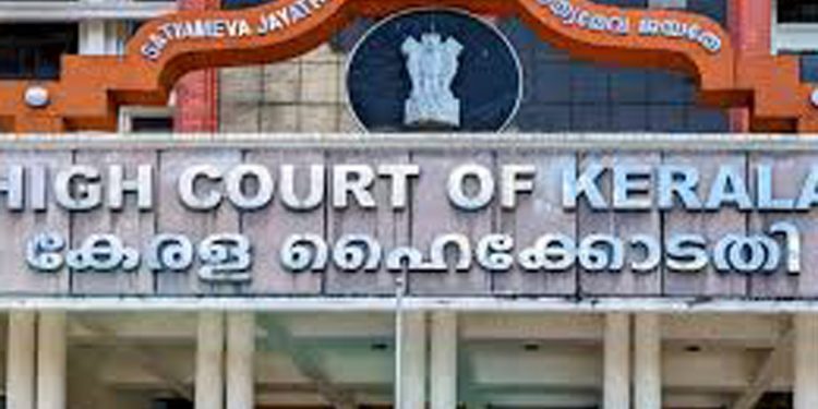 പൊതുഗതാഗതം തടസപ്പെടുത്തി റോഡില് പന്തല് കെട്ടി : രാഷ്ട്രീയ പാര്ട്ടികളുടെ നേതാക്കള് നേരിട്ട് ഹാജരാകണമെന്ന് ഹൈക്കോടതി