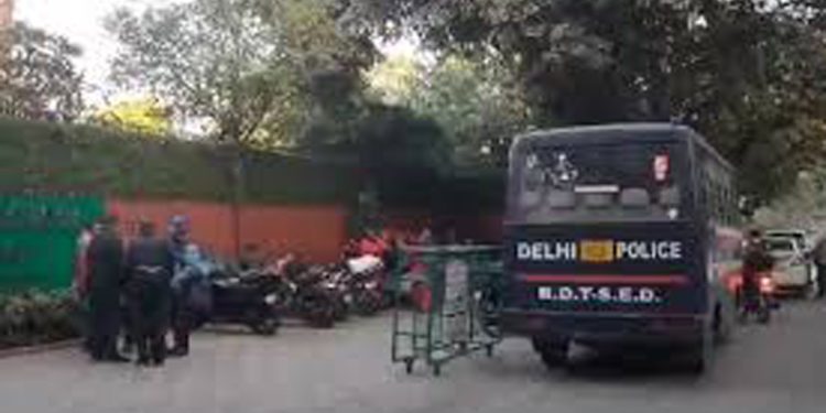 ഡൽഹിയിലെ സ്കൂളുകളിലേക്ക് ബോംബ് ഭീഷണി സന്ദേശം അയച്ചത് പന്ത്രണ്ടാം ക്ലാസുകാരനെന്ന് ഡൽഹി പോലീസ്