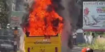 മൂവാറ്റുപുഴ കല്ലൂർക്കാട് സ്കൂൾ ബസ് പൂർണ്ണമായും കത്തിനശിച്ചു