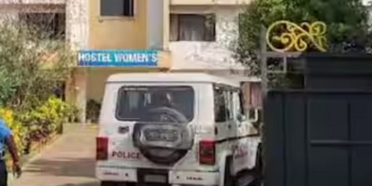 എറണാകുളത്ത് മെഡിക്കല് വിദ്യാര്ത്ഥിനി കെട്ടിടത്തിന് മുകളില് നിന്ന് വീണ് മരിച്ചു