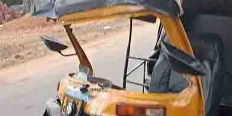 പാലാ എലിക്കുളത്ത് ശബരിമല തീര്ഥാടകര് സഞ്ചരിച്ച ബസും ഓട്ടോറിക്ഷയും കൂട്ടിയിടിച്ചുണ്ടായ അപകടത്തില് യുവാവിന് ഗുരുതര പരിക്ക്