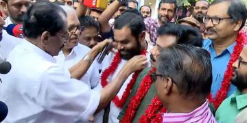 പെരിയ ഇരട്ടകൊലപാതകക്കേസിലെ പ്രതികളായ നാല് സി.പി.എം. നേതാക്കള്‍ കണ്ണൂര്‍ സെന്‍ട്രല്‍ ജയിലില്‍നിന്ന് പുറത്തിറങ്ങി