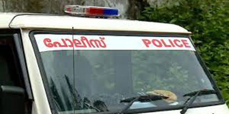 ഇന്റേണ്ഷിപ്പിനെത്തിയ വിദ്യാര്ത്ഥികളെ സുഹൃത്തായ വിദ്യാര്ത്ഥിയുള്പ്പെട്ട സംഘം ആക്രമിച്ചു