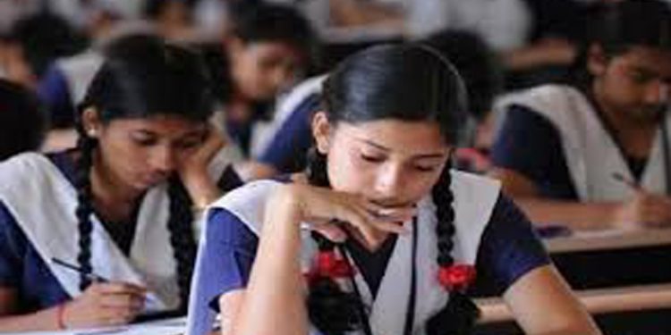 ഹയർസെക്കൻഡറി പരീക്ഷ നടത്താൻ പണമില്ല ;  പണം സ്വയം കണ്ടെത്താൻ സ്കൂളുകൾക്ക് നിർദേശം നൽകി സർക്കാർ
