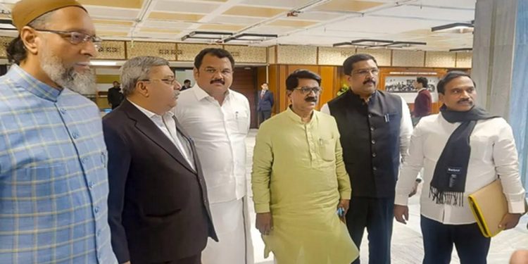 വഖഫ് കരട് റിപ്പോര്ട്ട് അംഗീകരിച്ച് സംയുക്ത പാര്ലമെന്ററി സമിതി