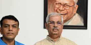 വി എസ് അച്യുതാനന്ദനെ തിരുവനന്തപുരത്തെ വസതിയിലെത്തി സന്ദർശിച്ച് ഗവർണർ രാജേന്ദ്ര വിശ്വനാഥ്‌ ആർലേക്കർ