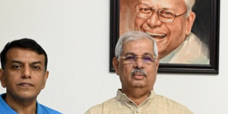 വി എസ് അച്യുതാനന്ദനെ തിരുവനന്തപുരത്തെ വസതിയിലെത്തി സന്ദർശിച്ച് ഗവർണർ രാജേന്ദ്ര വിശ്വനാഥ് ആർലേക്കർ