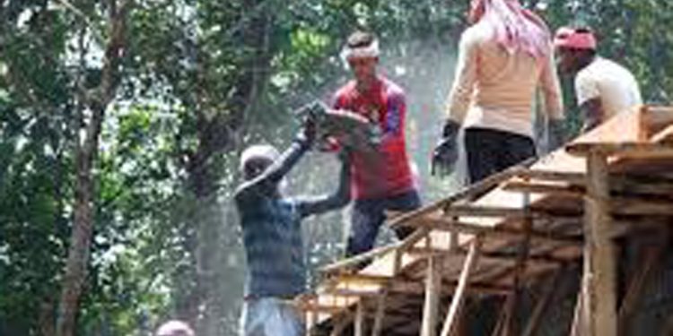 ആലുവയിൽ കോൺക്രീറ്റ് തട്ട് പൊളിഞ്ഞു വീണ് അപകടം