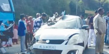 കാറും സ്വകാര്യബസും തമ്മില്‍ കൂട്ടിയിടിച്ച് രണ്ടുപേര്‍ക്ക് പരിക്ക്