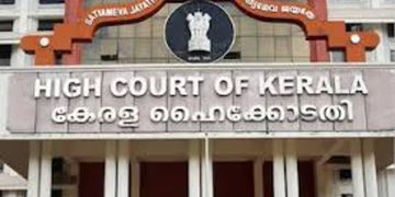 വഴിതടഞ്ഞുള്ള സമരത്തെ തുടർന്നുള്ള കോടതിയലക്ഷ്യ കേസിൽ സിപിഎം, കോൺഗ്രസ് നേതാക്കൾ കോടതിയിൽ ഹാജരായി