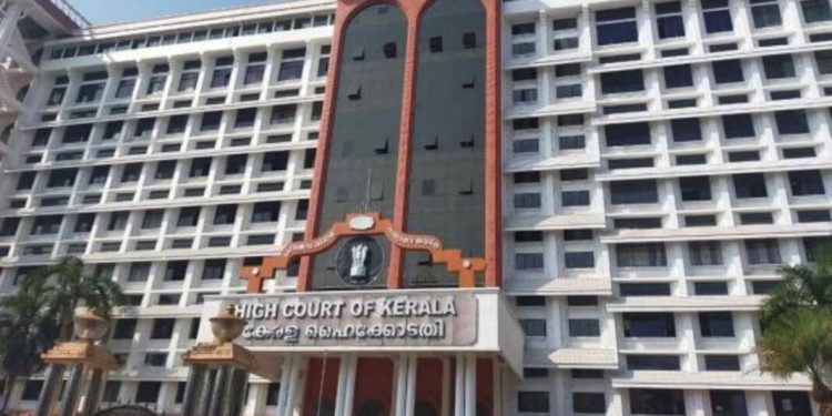 ആശാ വർക്കർമാർ നടത്തുന്ന സെക്രട്ടേറിയറ്റ് ഉപരോധ സമരത്തിനെതിരായ കോടതിയലക്ഷ്യ ഹർജി ഹൈക്കോടതിയുടെ പ്രത്യേക ബെഞ്ചിലേക്ക് മാറ്റി