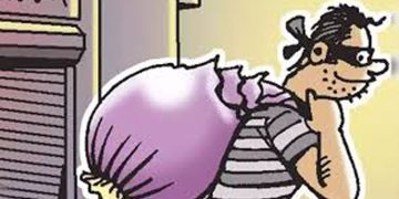 പി​റ​വത്ത് വീ​ട് കു​ത്തി​ത്തു​റ​ന്ന് 30 പ​വ​ൻ സ്വ​ർ​ണ​വും ര​ണ്ട് ല​ക്ഷം രൂ​പ​യും ക​വ​ർ​ന്നതായി പരാതി