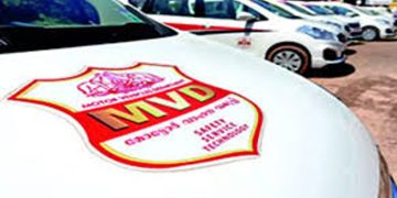 മോട്ടോര്‍ വാഹന വകുപ്പ് ഉദ്യോഗസ്ഥരെ കൊണ്ട് അവരുടെ തന്നെ ഔദ്യോഗിക വാഹനത്തിന് പിഴയടപ്പിച്ച് യുവാവ്