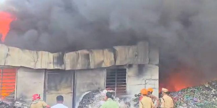 പാലക്കാട് തൂതയില്‍ വന്‍ തീപിടുത്തം